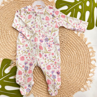 Macacão de Malha com Abertura em Zíper Floral - Off White e Rosa Macacão de Malha com Abertura em Zíper Floral - Off White e Rosa